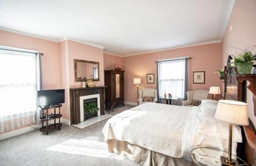 Looking Glass Inn Image