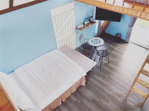 - une vue de tête sur une chambre avec un lit et une table dans l'établissement Sky Island B&B, à Jiaoxi