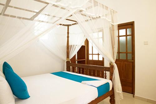 En eller flere senge i et værelse på Malee Villa (Beach Inns Holiday Resort)