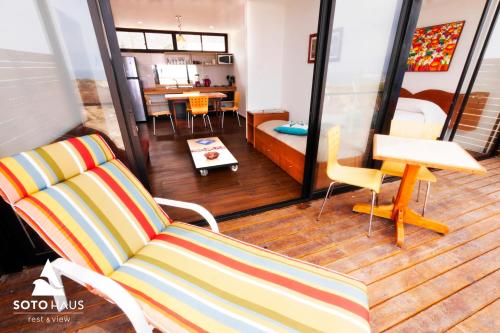 a living room with a couch and a table at SOTO HAUS Totoralillo Tierra in Coquimbo