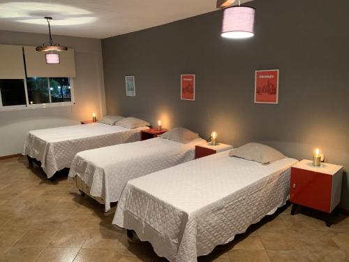 ピリアポリスにあるVistas al mar piriapolisのベッド2台、キャンドル付きテーブル2台が備わる客室です。