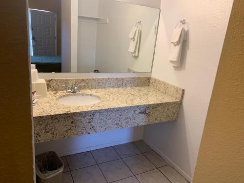Kylpyhuone majoituspaikassa La Vista Inn