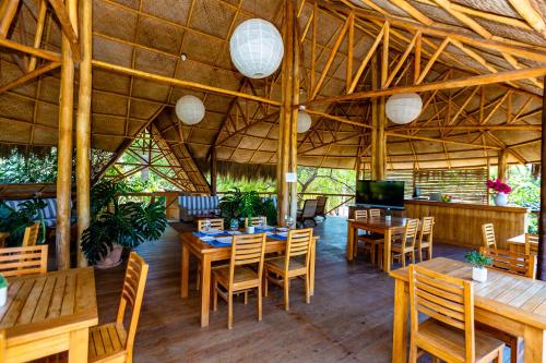 ห้องอาหารหรือที่รับประทานอาหารของ Bungalows & Suites Punta Camarón
