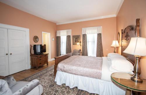 Looking Glass Inn Image