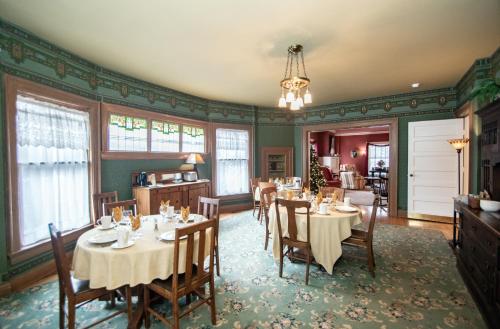 una sala da pranzo con tavoli e sedie di Looking Glass Inn a Indianapolis
