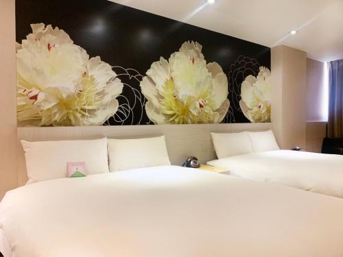 Ένα ή περισσότερα κρεβάτια σε δωμάτιο στο Wholesome Hotel
