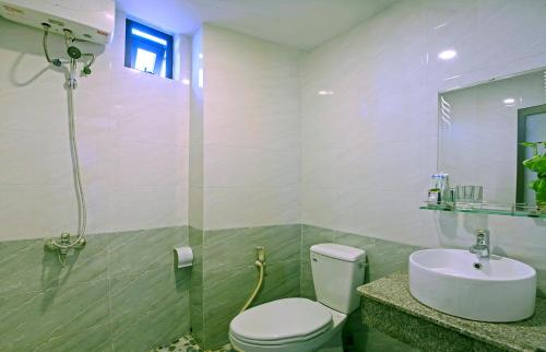 a bathroom with a toilet and a sink at Thu Bon Riverside Homestay in Hoi An