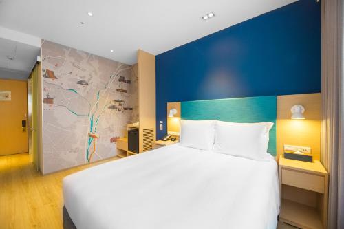 En eller flere senge i et værelse på Holiday Inn Express Taichung Fengchia, an IHG Hotel