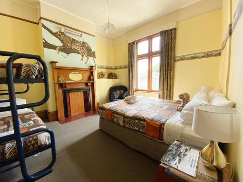 Una cama o camas en una habitación de Noah's Ark Backpackers