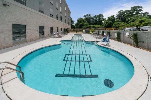 Holiday Inn Express & Suites Memphis Arpt Elvis Presley Blv, an IHG Hotel Image