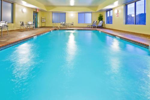 - une piscine d'eau bleue dans une chambre d'hôtel dans l'établissement Holiday Inn Express Hotel & Suites Memphis/Germantown, an IHG Hotel, à Memphis