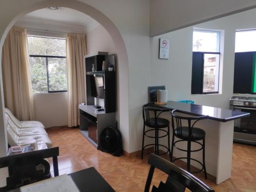 een woonkamer met een keuken met een tafel en stoelen bij Lima Real Aparts in Lima