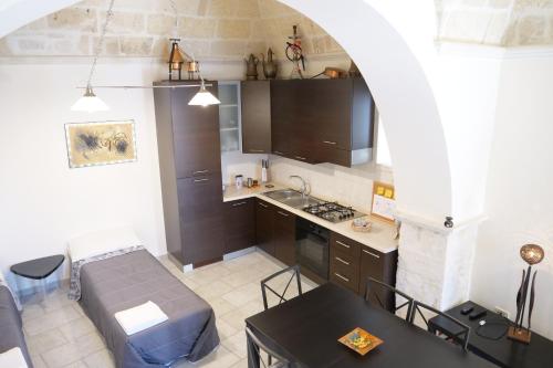 a kitchen with a table and a couch in a room at Suite Home La Chianca in Santeramo in Colle