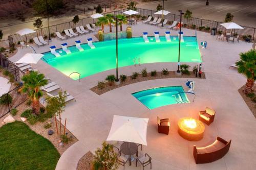 Hampton Inn & Suites by Hilton Mesquiteの敷地内または近くにあるプール
