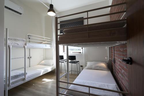 Dongshan Yi Hostel tesisinde bir ranza yatağı veya ranza yatakları