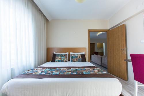 a bedroom with a large bed in a room at Formback Thermal Suit & Apart in Bursa