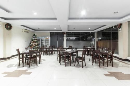 Restaurant o un lloc per menjar a RedDoorz near Bahu Mall Manado