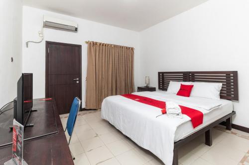 Llit o llits en una habitació de RedDoorz near Bahu Mall Manado