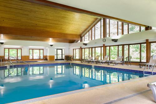 une grande piscine avec un grand groupe de fenêtres dans l'établissement Holiday Inn Express & Suites Hayward, an IHG Hotel, à Hayward
