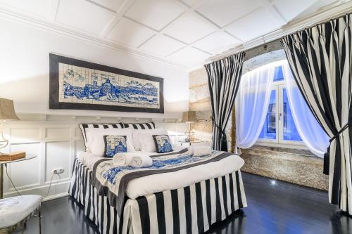 - une chambre avec un lit et une fenêtre dans l'établissement GuestReady - Luxury Flat at Lisbon's downtown, à Lisbonne