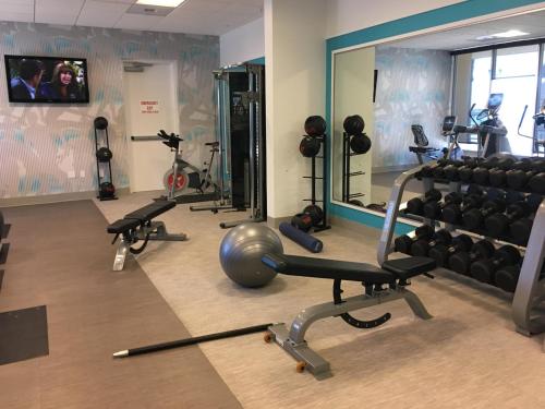
The fitness centre and/or fitness facilities at Crowne Plaza Hotel Ventura Beach, an IHG Hotel
