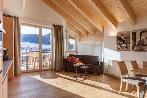 a living room with a couch and a table at Apart-Hotel Dreisonnenhof in Fiss