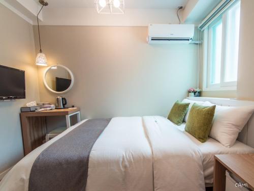 a bedroom with a white bed and a window at Hotel QB Dongdaemun Gallery in Seoul