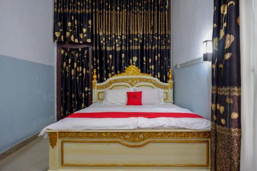 a bedroom with a bed with a red pillow on it at RedDoorz @ Wangi-Wangi Island Wakatobi in Mandati