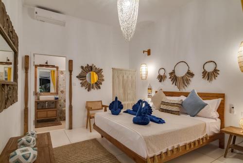 - une chambre avec un lit doté d'oreillers bleus dans l'établissement Casa DeL Mare Gili Air, à Gili Air
