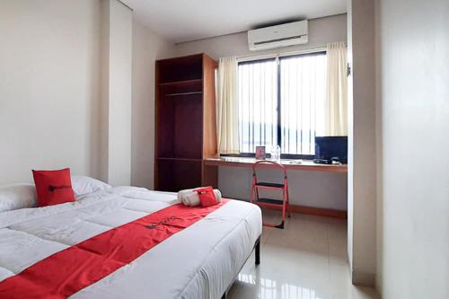 Tempat tidur dalam kamar di RedDoorz Plus @ Bitung City Center