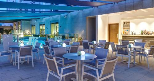 En restaurang eller annat matställe på Holiday Inn - Doha - The Business Park, an IHG Hotel