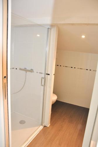 une salle de bain avec douche et toilettes dans l'établissement DUNES - Villa Patio Avec Jardin - proche Plage de la Gravière, à Soorts-Hossegor