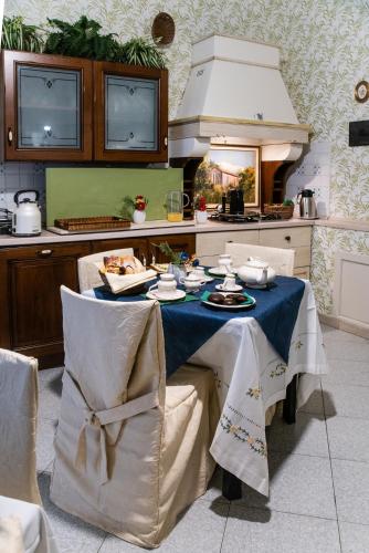 een keuken met een tafel met eten erop bij Santa Caterina da Siena B&B in Catania