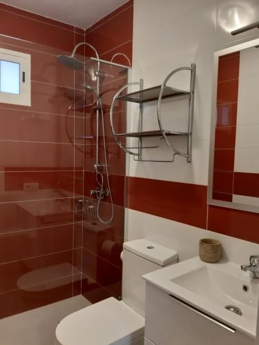 a bathroom with a toilet and a sink at Apartamento de la huerta in Murcia