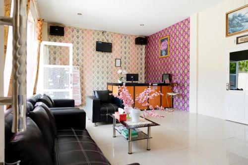 Gallery image of RedDoorz @ Hotel Grand Aulia Majene in Majene