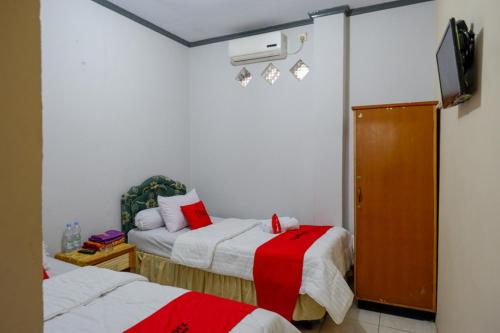 Voodi või voodid majutusasutuse RedDoorz @ Hotel Aulia Majene toas