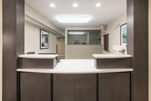 un cabinet dentaire avec deux lavabos dans une pièce dans l'établissement Candlewood Suites Durham - RTP, an IHG Hotel, à Durham
