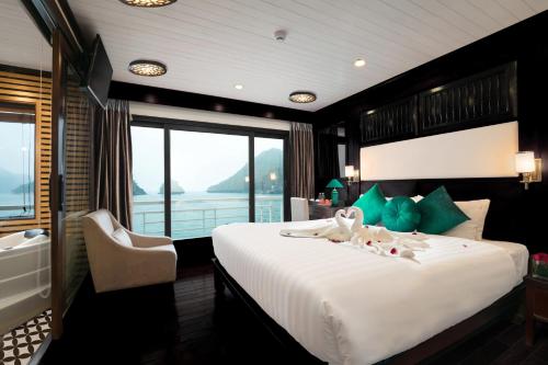 Una cama o camas en una habitación de Alisa Cruise Halong
