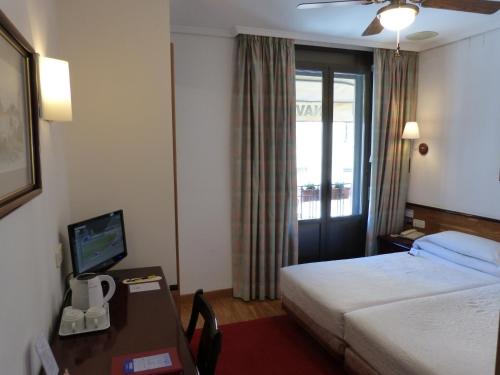 Postel nebo postele na pokoji v ubytování Hostal Navarra