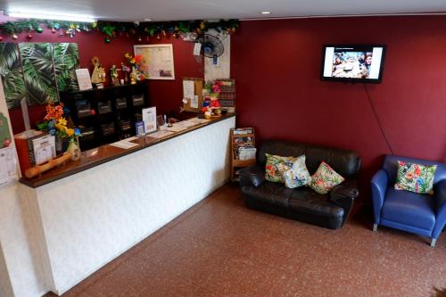 Ruang duduk di Alpina Monte Carlo Travellers Inn