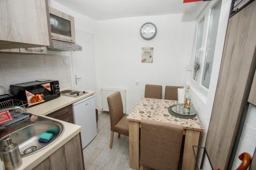 Una cocina o zona de cocina en 7 Days Premium Apartment