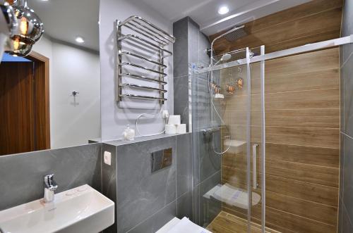 a bathroom with a shower and a sink at Villa Grace - wypoczynek bez dzieci in Szklarska Poręba
