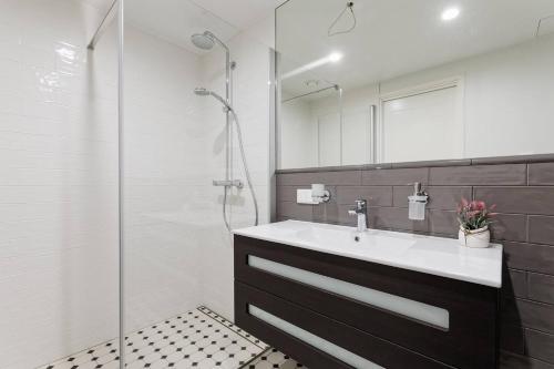 Foto Central apartments, Quiet with Free Parking and AC. 5
