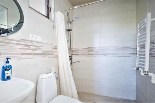 Ванная комната в Tinikos Guest House