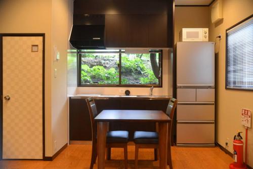 uma cozinha com uma mesa, um lavatório e uma janela em Ohara Sensui Surrounded by Beautiful Nature em Quioto