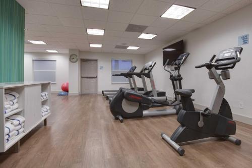 
The fitness centre and/or fitness facilities at Holiday Inn Express & Suites Orlando International Airport, an IHG Hotel
