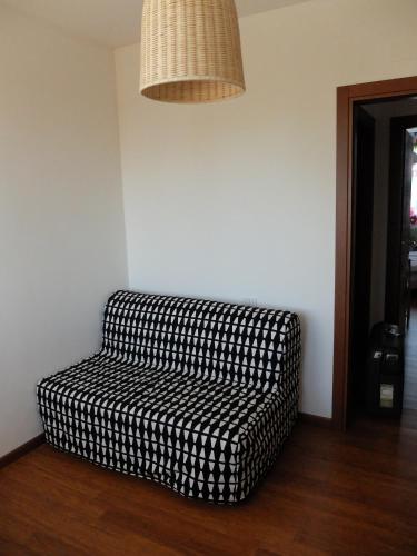 a black and white couch sitting in a room at Moderno Trilocale Laura in Dalmine