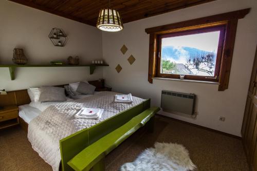 1 dormitorio con cama y ventana en Apartment Schönblick, en Verditz