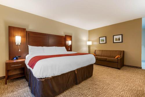 Comfort Inn & Suitesにあるベッド