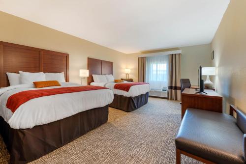 Postel nebo postele na pokoji v ubytování Comfort Inn & Suites